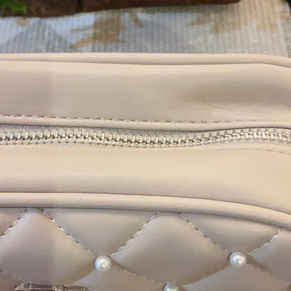BADGLEY MISCHKA OFF WHITE CROSSBODY EITH PEARL ACCENTS - Picture 6 of 8